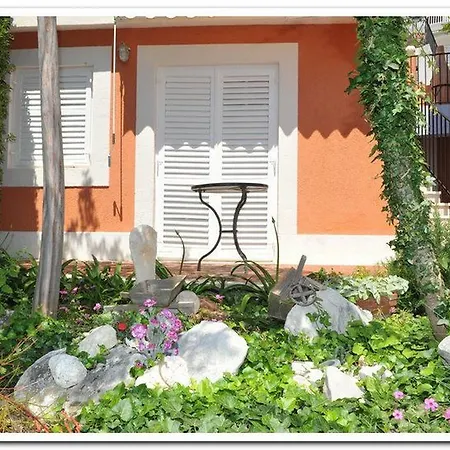 Vila Siesta * Stanici